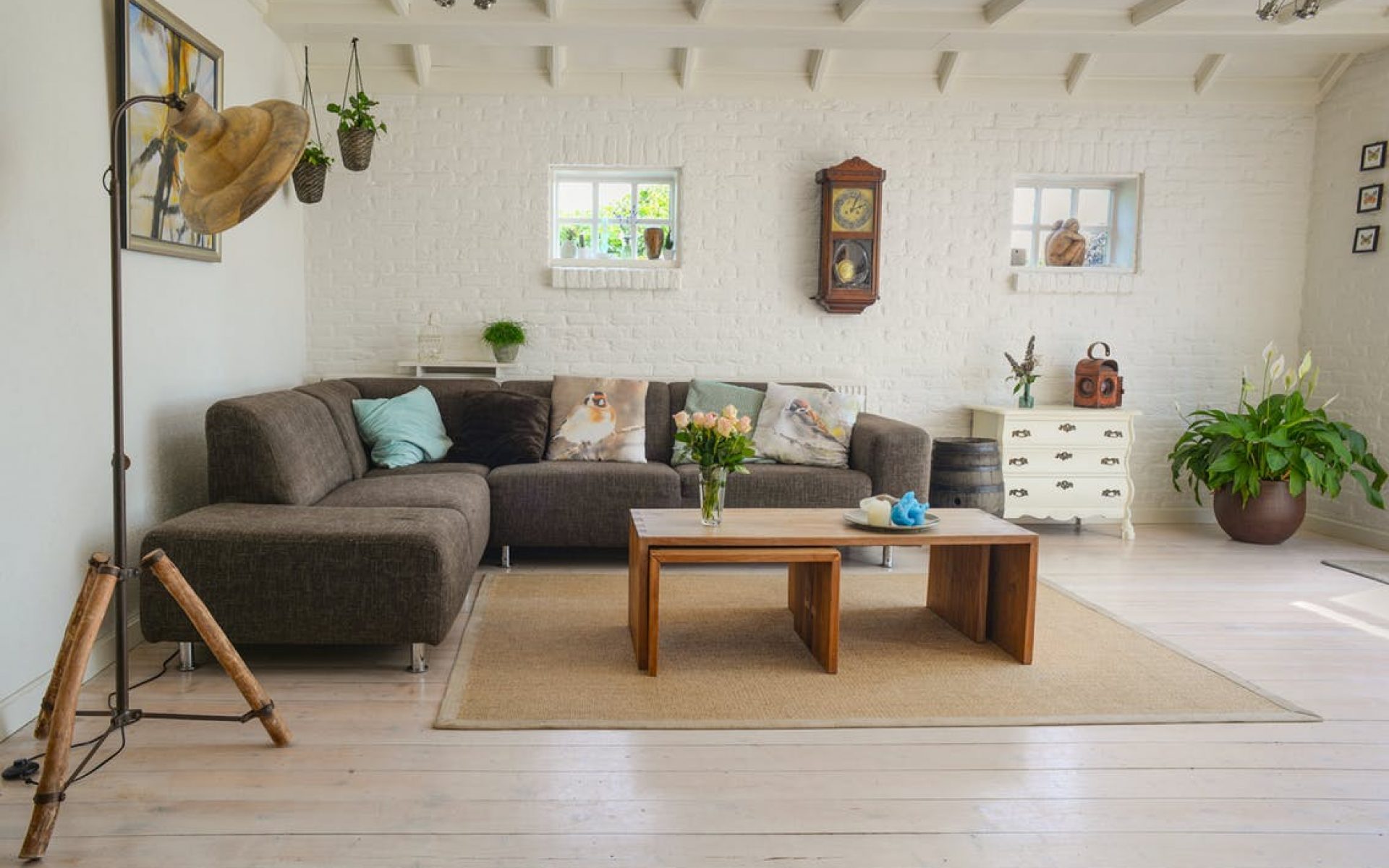 living-room-couch-interior-room-584399